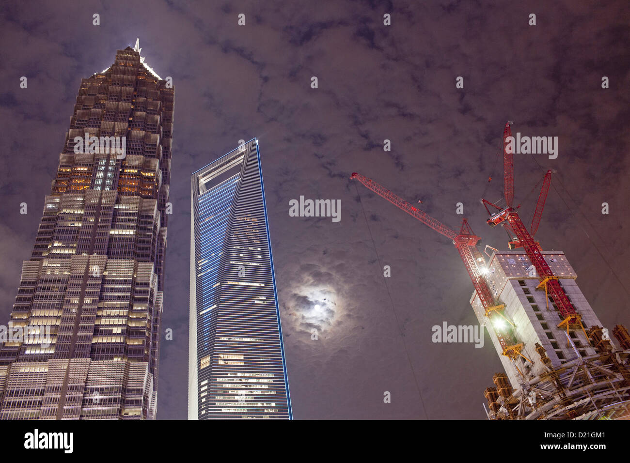 Baustelle des Shanghai Tower neben dem Shanghai World Financial Center und Jin Mao Tower bei Nacht, Pudong, Shanghai, China, Stockfoto