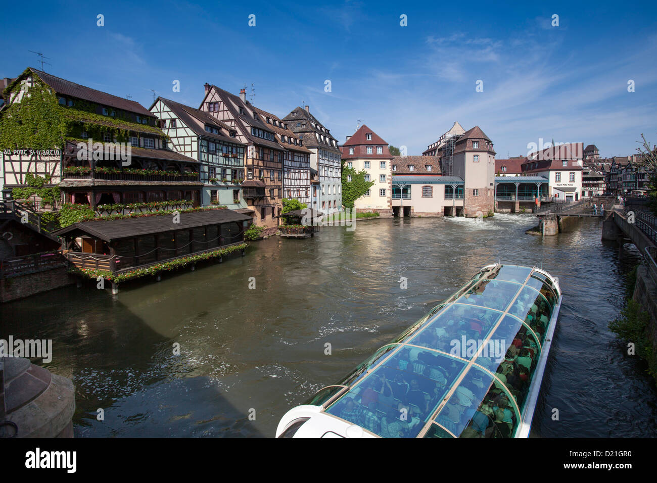 Restaurant Au Pont St. Martin und Fachwerkhäusern und Sightseeing-Boot am Kanal im La Petite France Bezirk, Straßburg, A Stockfoto