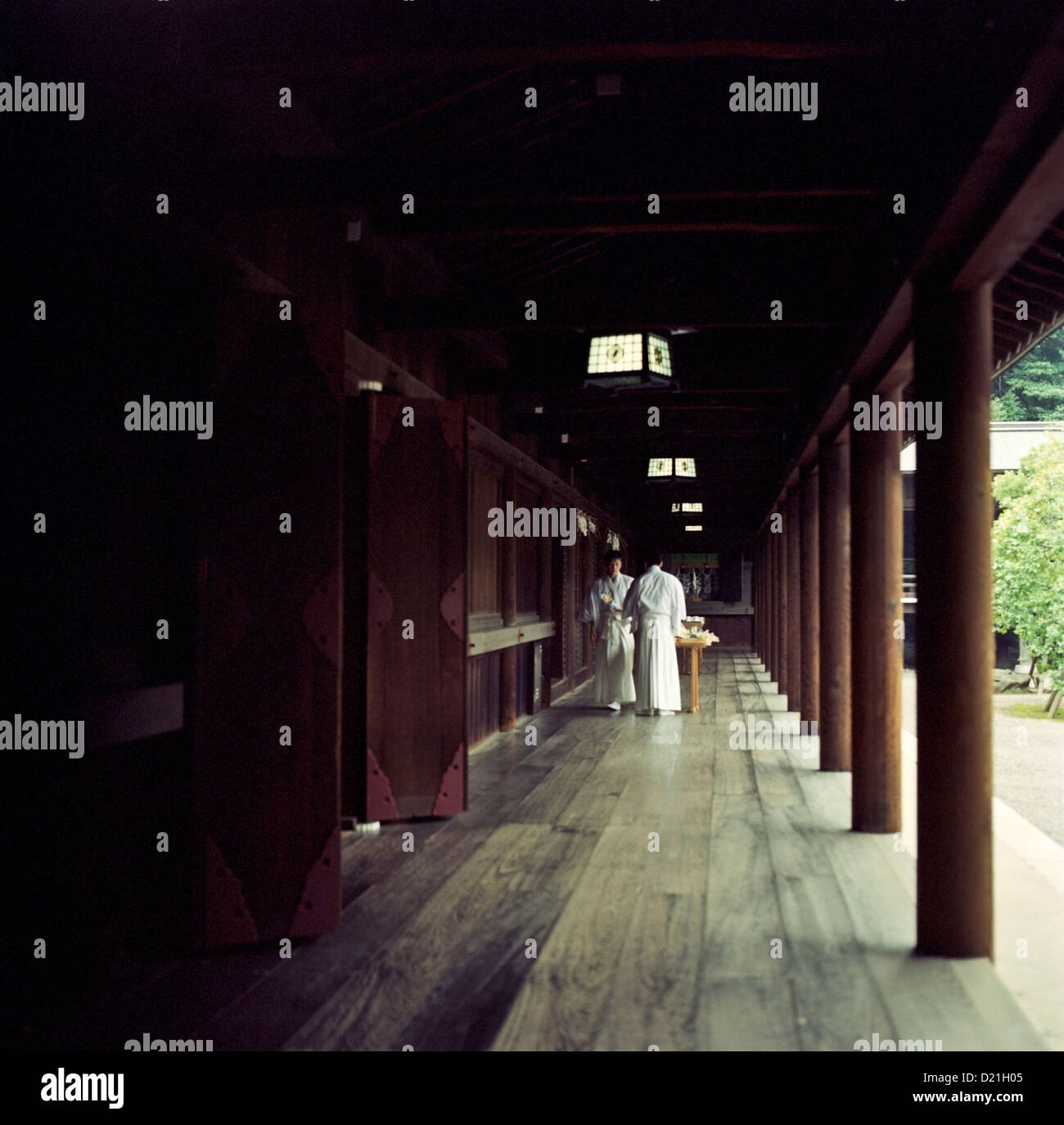 Shinto Priester im Inneren des Yasukuni-Schrein in Tokio, Japan Stockfoto