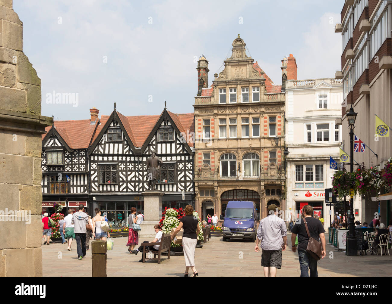 Das Quadrat, Shrewsbury, angrenzend an die Elizibethan alte Markthalle. Der Platz ist von Tudor und georgischen Architektur umgeben. Stockfoto