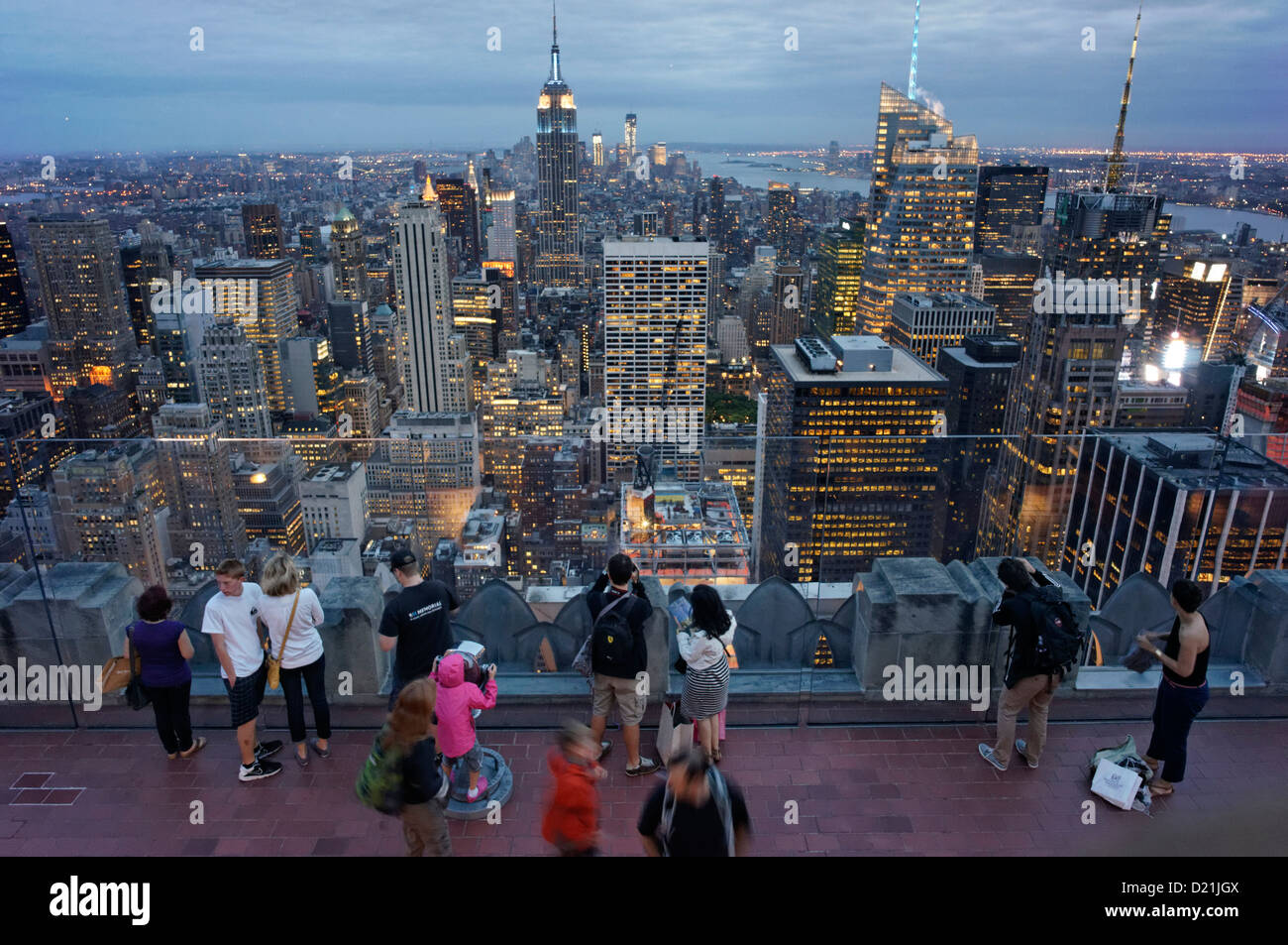 Panoramablick auf Downtown Manhattan von oben auf den Felsen, Rockefeller Center, New York Stockfoto