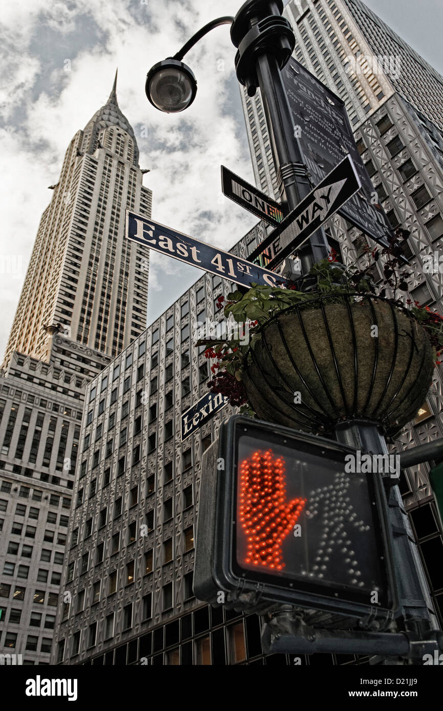 Rote Ampel vor das Chrysler building, vertikal, New York City, New York, USA Stockfoto