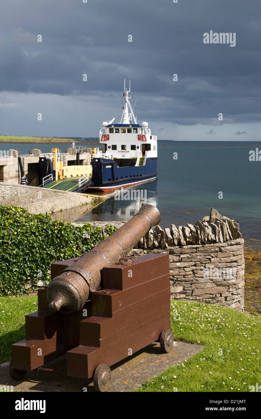 Alte Kanone und Fahrzeugverkehr Fähre von der Insel Shapinsay nach Kirkwall, Insel Shapinsay, Orkney Inseln, Schottland, Vereinigtes Königreich Stockfoto