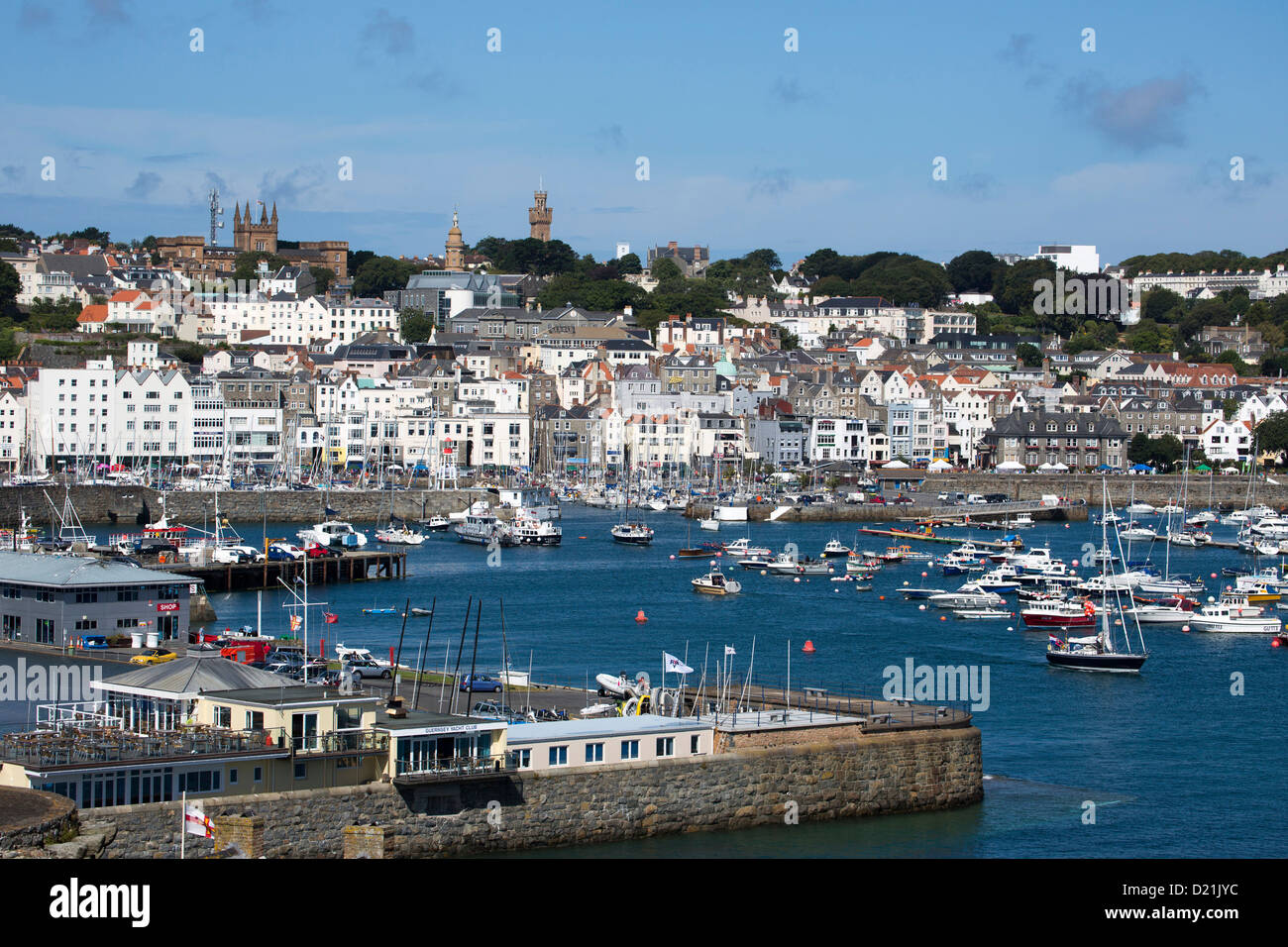 Blick vom Castle Cornet über Hafen und Stadt, St Peter Port, Guernsey, England, Kanalinseln Königshymne Stockfoto