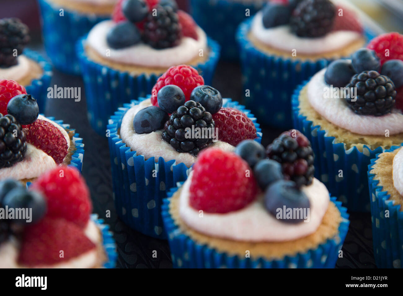 Schöne Berry Muffins zum Verkauf auf Markt Abwürgen, St Peter Port, Guernsey, Channel Islands, England, Königshymne Stockfoto