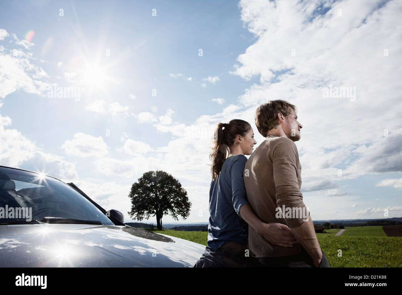 Deutschland, Bayern, paar stehen mit dem Auto Stockfoto