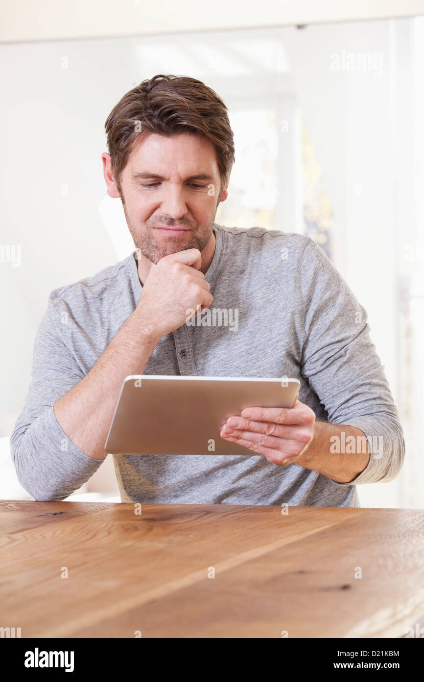 Deutschland, Bayern, München, Mann mit digital-Tablette am Tisch Stockfoto