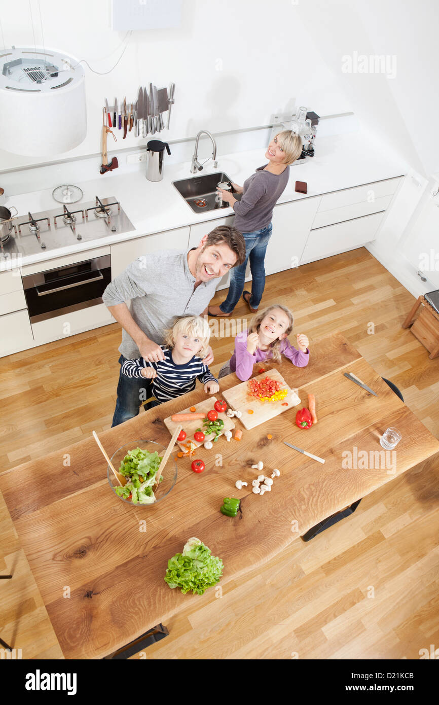 Deutschland, Bayern, München, Familie, Spaß in der Küche Stockfoto