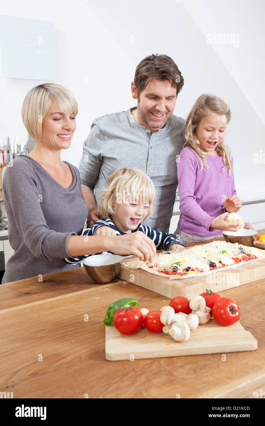 Deutschland, Bayern, München, Familie Vorbereitung Pizza in Küche Stockfoto