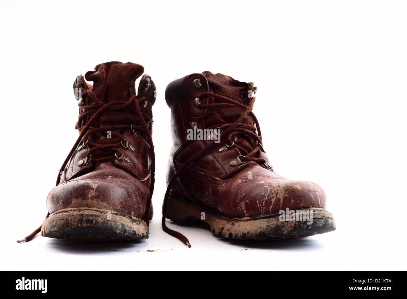 Schlammigen Wanderstiefel isoliert auf einem weißen Hintergrund. Stockfoto