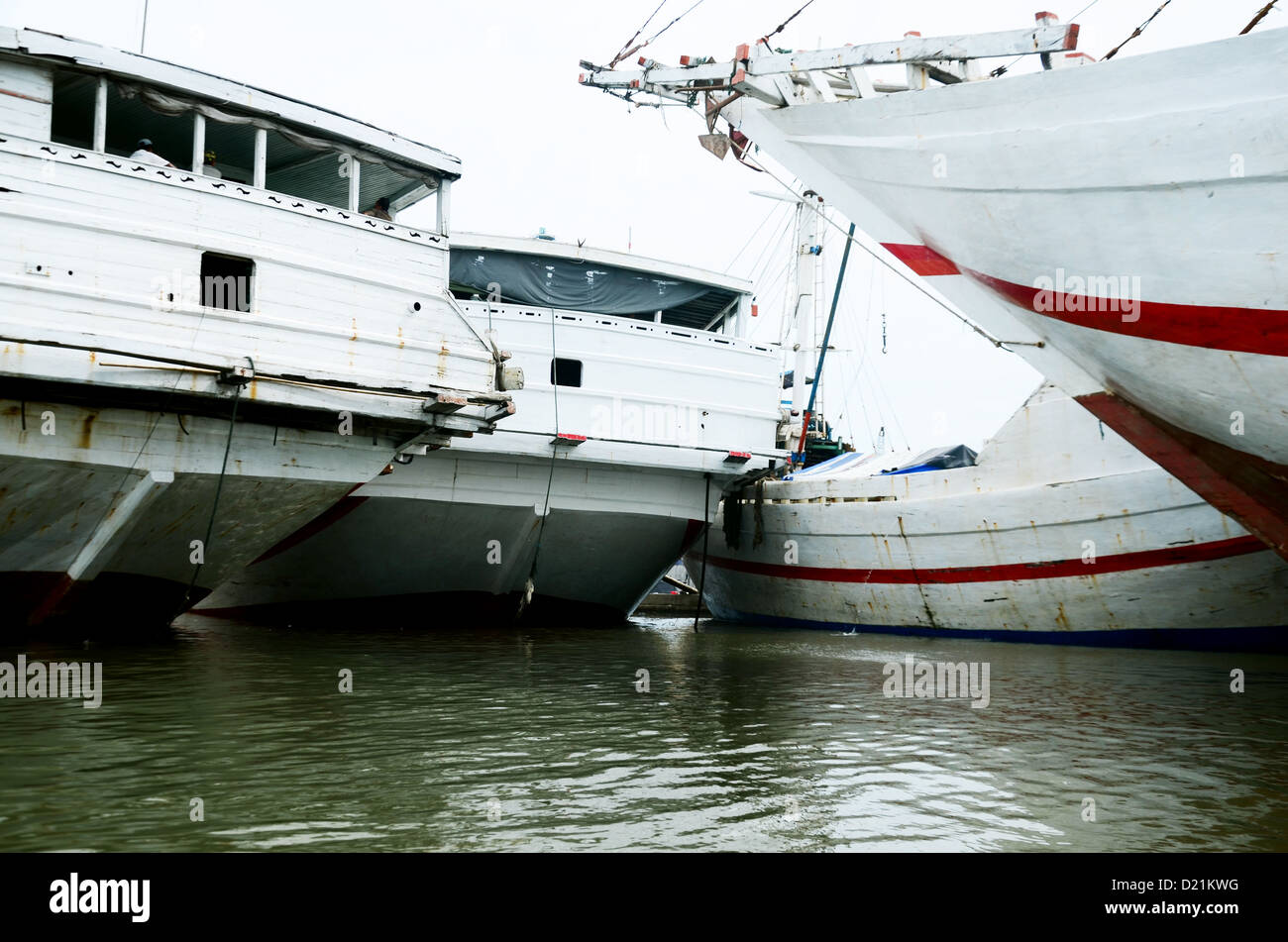 Phinisi Schiff, Indonesisches traditionelles Schiff, Parkplatz im historischen Sunda Kelapa Hafen, Jakarta, Indonesien Stockfoto