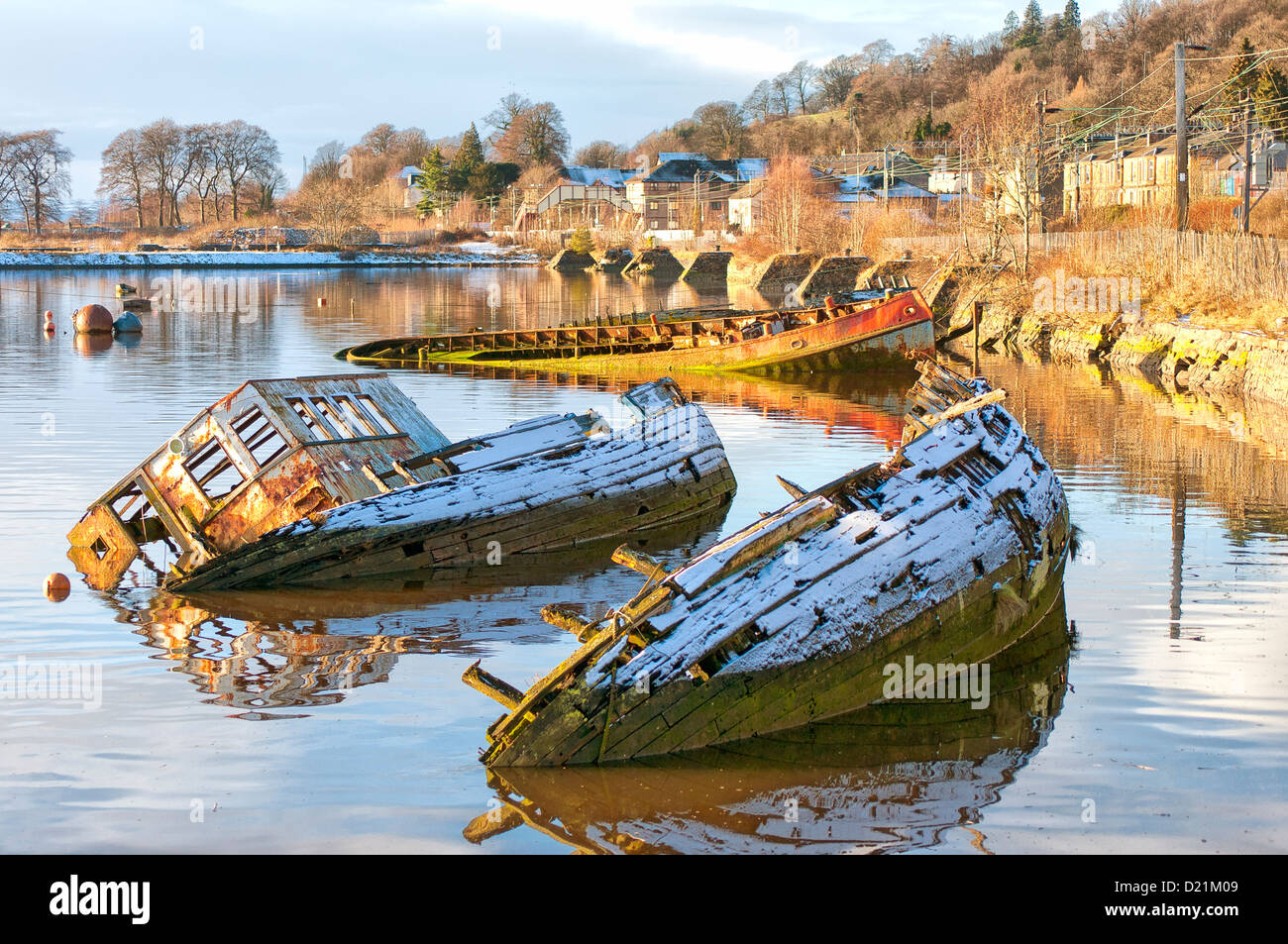 Versunkene Fischerboote im schottischen Hafen von Bowling aufgereiht. Stockfoto
