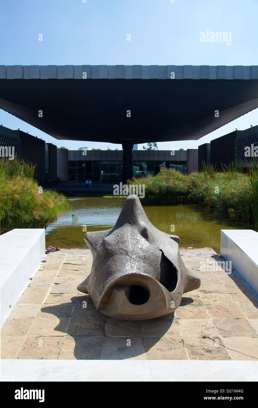 Museo Nacional De Antrolopogia - mit Blick auf Teich im Innenhof in Mexiko-Stadt DF Stockfoto