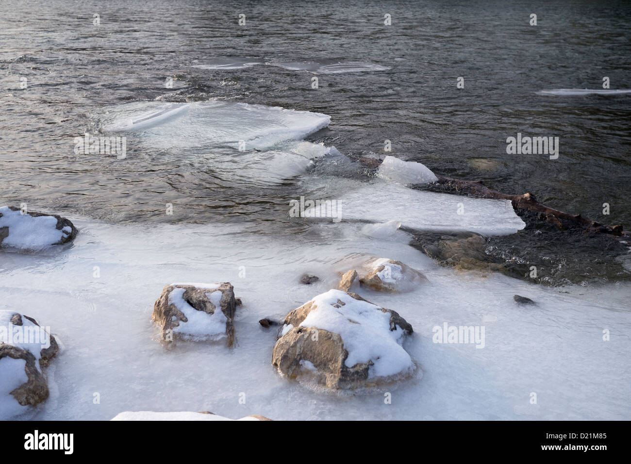 Eisschollen treiben an einem Fluss im winter Stockfoto