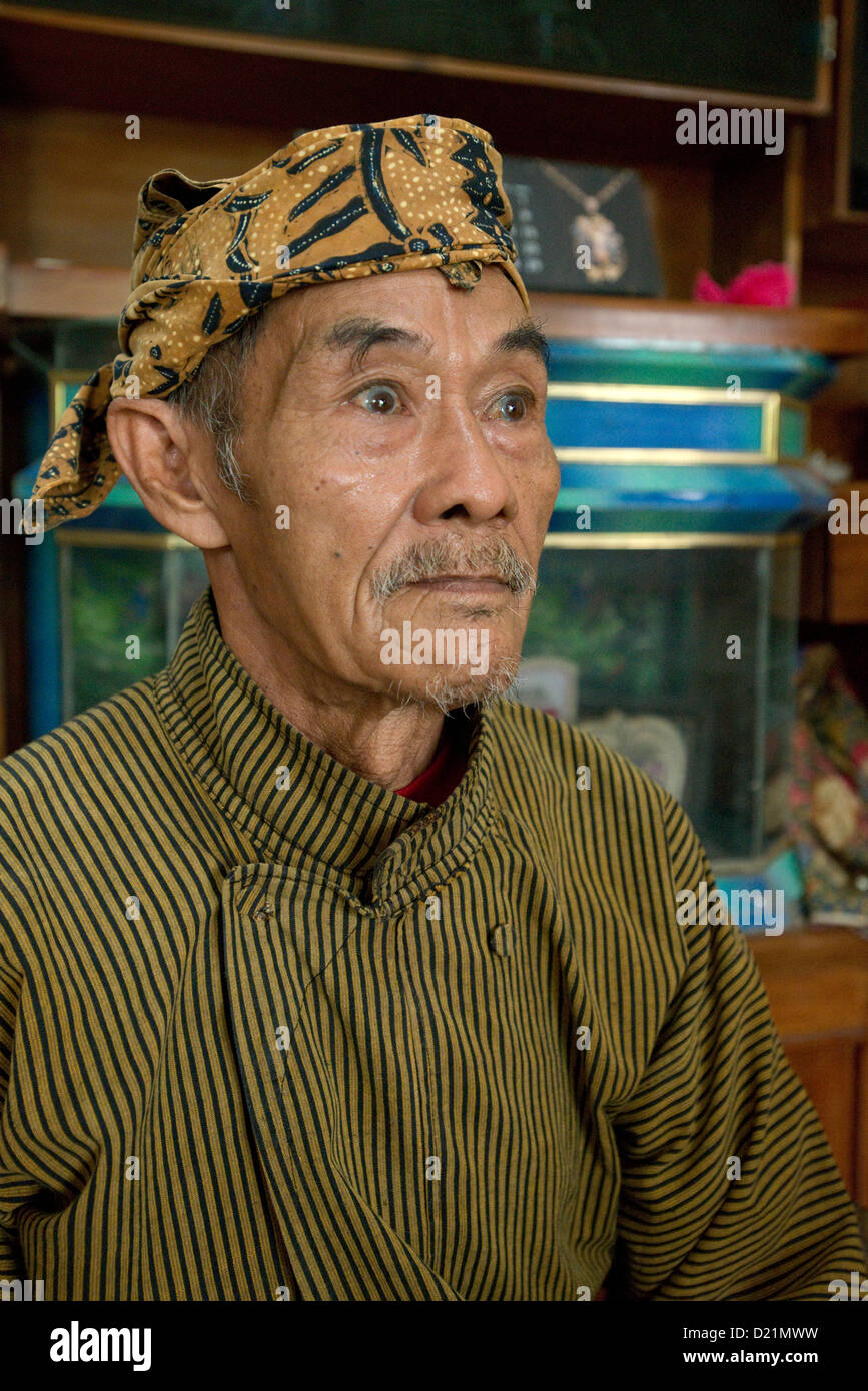 Ein älterer Mann ist gekleidet in traditioneller Kleidung in dem Dorf Tumpang, Java, Indonesien Stockfoto