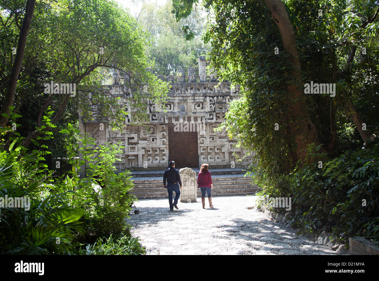 Museo Nacional De Antrolopogia in Mexiko-Stadt DF - Maya-Tempel Relica in Gärten Stockfoto