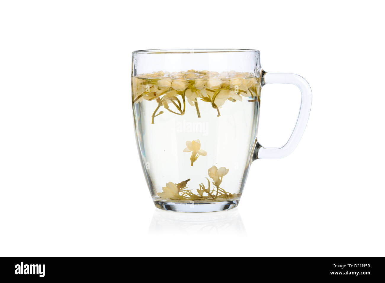 Heißen Jasmintee mit Blüten und Zitrone isoliert auf weißem Hintergrund Stockfoto