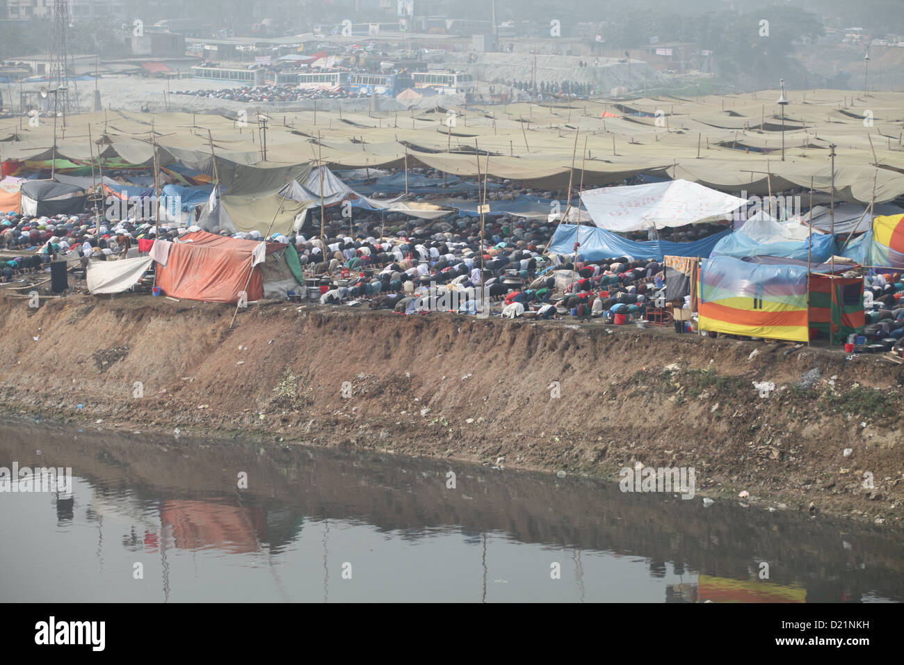 Erste Phase des Biswa Ijtema, eines der größten Treffen der Muslime in der Welt, beginnt an den Ufern des Flusses Turag Stockfoto