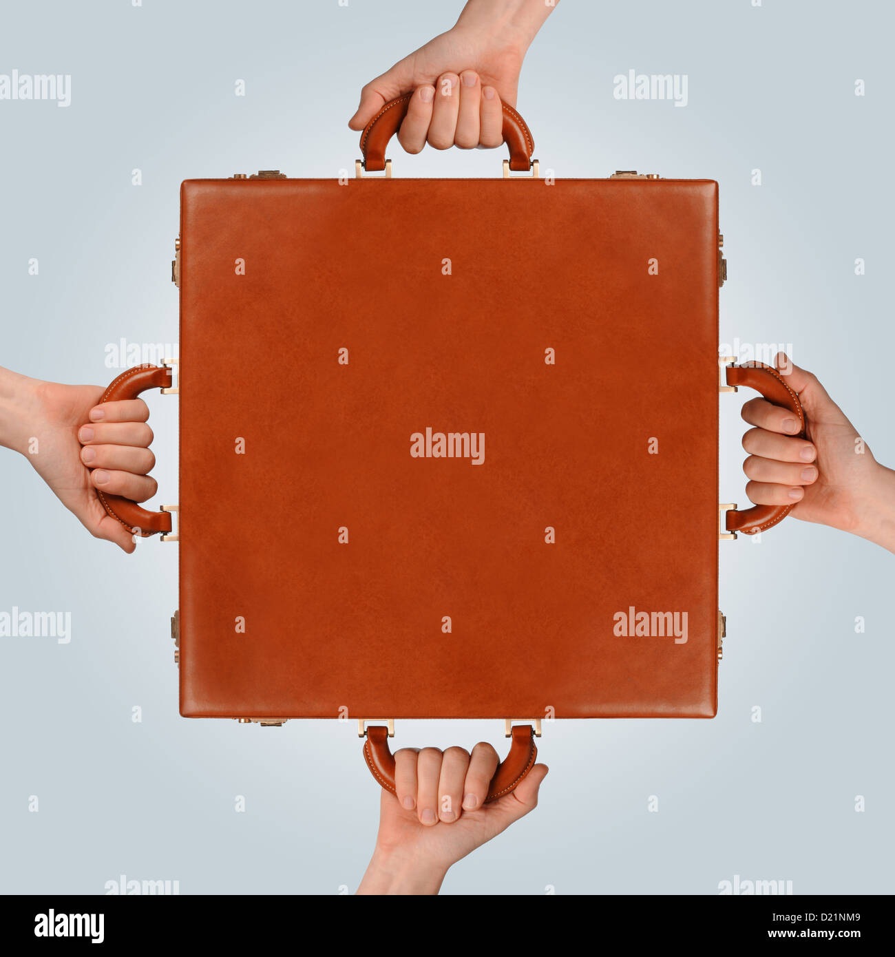 Teamarbeit Geschäftskonzept zeigt mehrere Hände halten einen Aktenkoffer Stockfoto