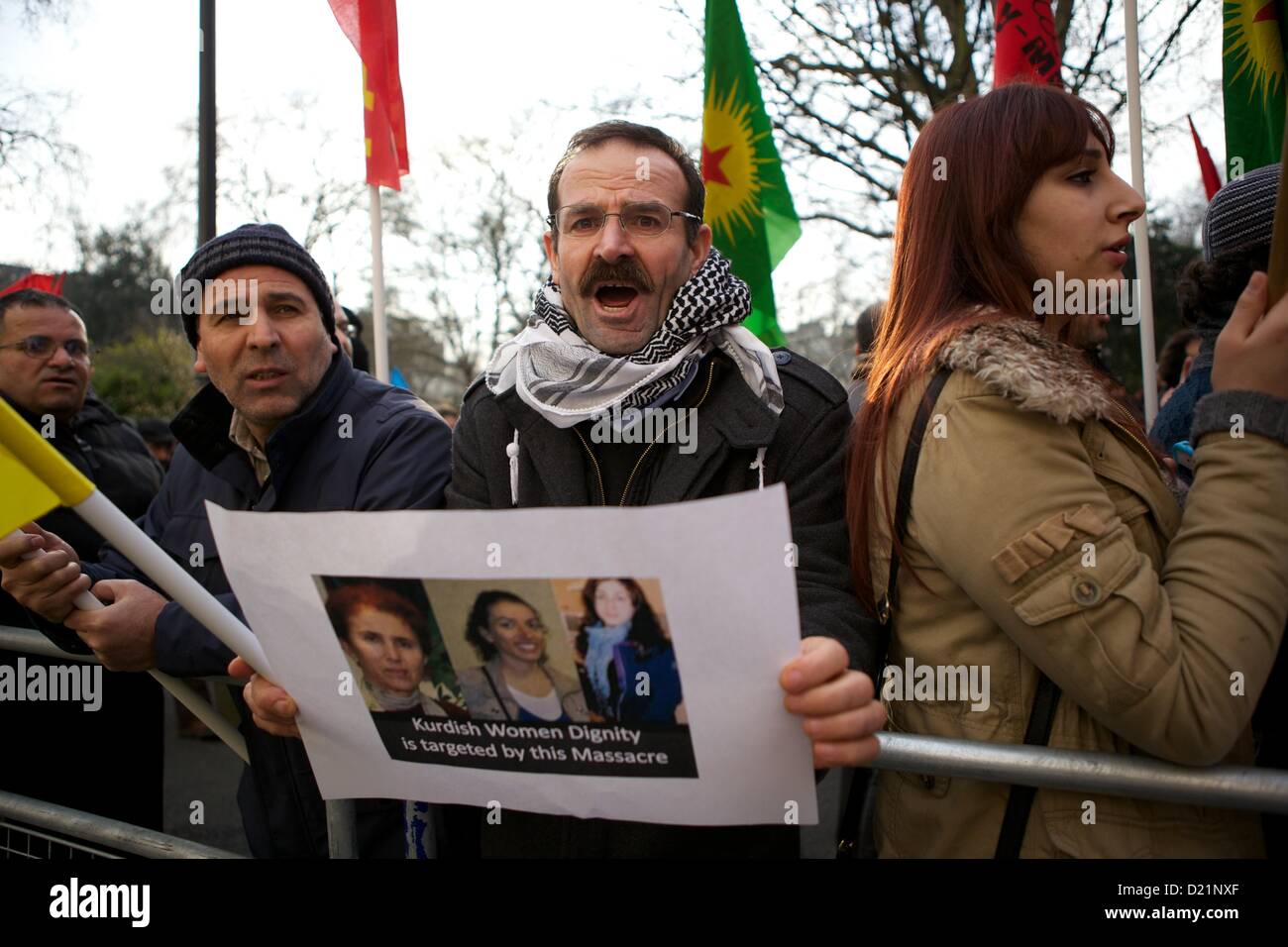 London, UK. 11. Januar 2013. Mitglieder des Londoner kurdische Gemeinschaft halten einen Protest außerhalb der türkischen Botschaft in London über die Ermordung von drei türkischen Aktivisten diese Woche in Paris. Behörden in Frankreich haben die Morde als ein "Attentat" bezeichnet. George Henton / Alamy Live News. Stockfoto