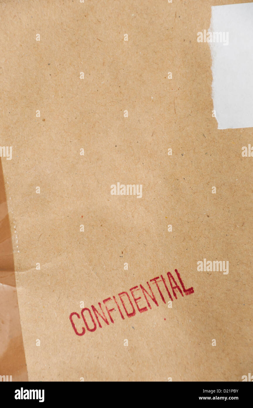 Confidential auf braunen Umschlag gestempelt. Stockfoto
