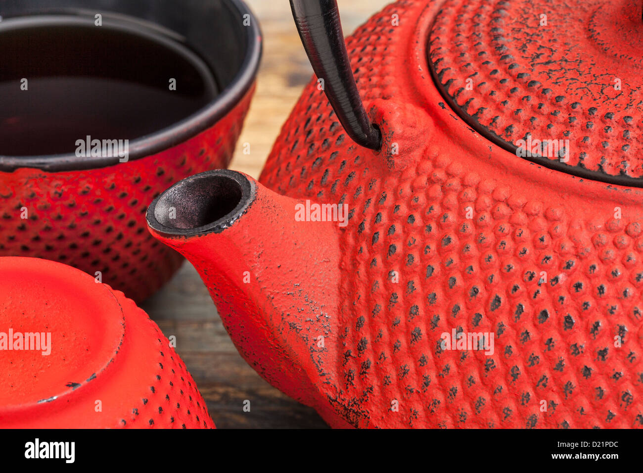 roten Tetsubin mit einer Tasse Tee - ein Detail einer traditionellen Gusseisen japanische Teekanne Stockfoto
