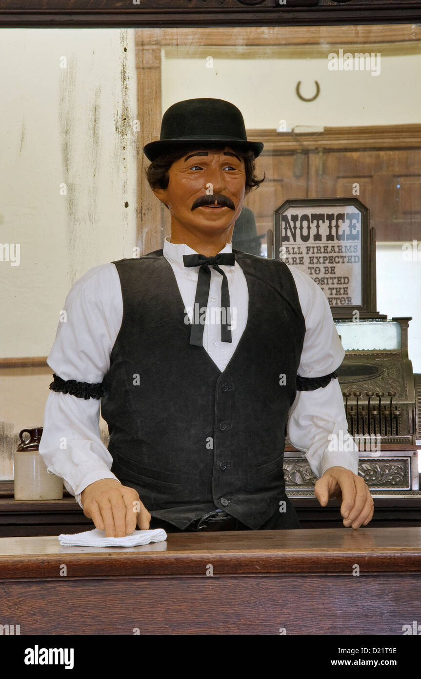 Abbildung der Barkeeper an der ursprünglichen 1896 Orient Hotel Saloon zu  westlich von dem Pecos Museum in Pecos, Texas, USA Stockfotografie - Alamy