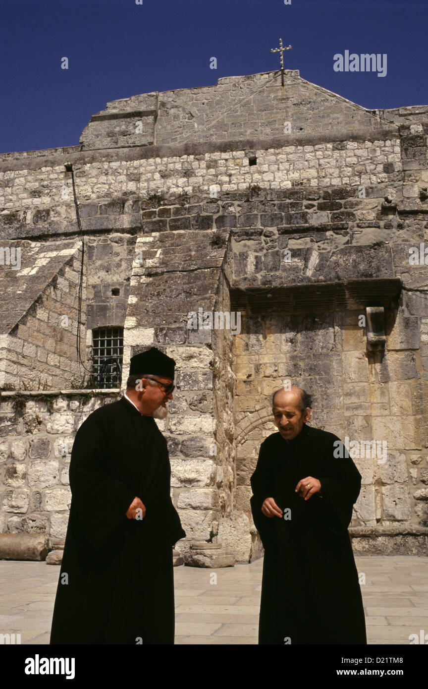 Die kleriker in der krippenplatz vor der Geburtskirche, oder die Geburtskirche, die traditionell von Christen glaubten der Geburtsort von Jesus Christus zu sein in der West Bank Town Of Bethlehem in die Palästinensische Autonomiebehörde Stockfoto