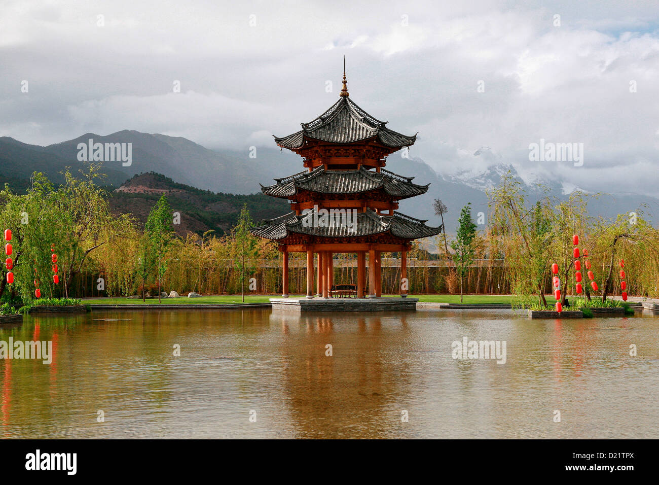 Blick auf die Pagode in den Gärten des Banyan Tree Hotel, Lijiang, Yunnan, Südwestchina. Stockfoto