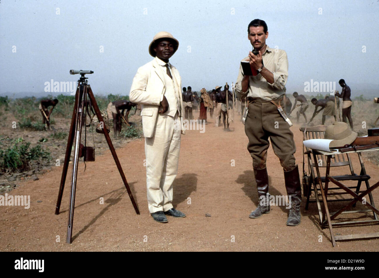 Herr Johnson Mister Johnson Maynard Eziashi, Pierce Brosnan Harry Rudbeck (Pierce Brosnan, R) ist Britischer Bezirksvorsteher Stockfoto