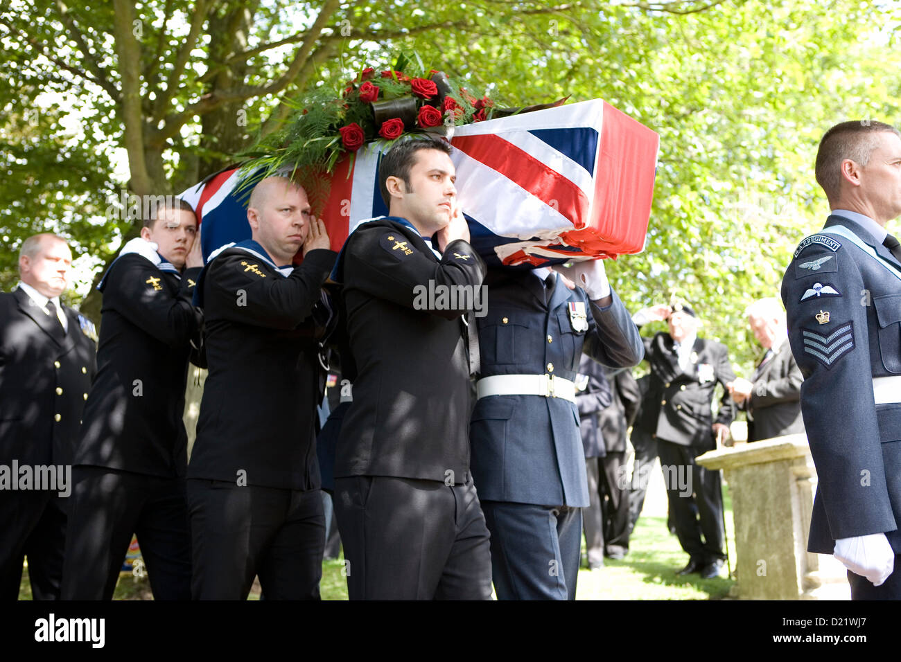 Britische Soldaten tragen den Sarg von Henry Allingham, A britische ersten Weltkrieg Veteran und formal Welten ältesten lebenden Menschen. Stockfoto