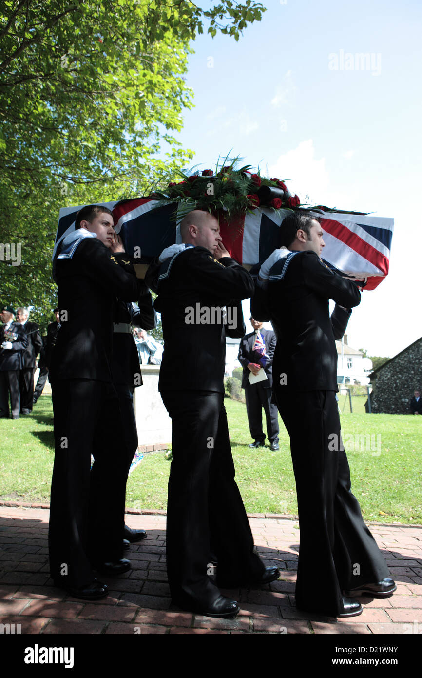 Britische Soldaten tragen den Sarg von Henry Allingham, A britische ersten Weltkrieg Veteran und formal Welten ältesten lebenden Menschen. Stockfoto