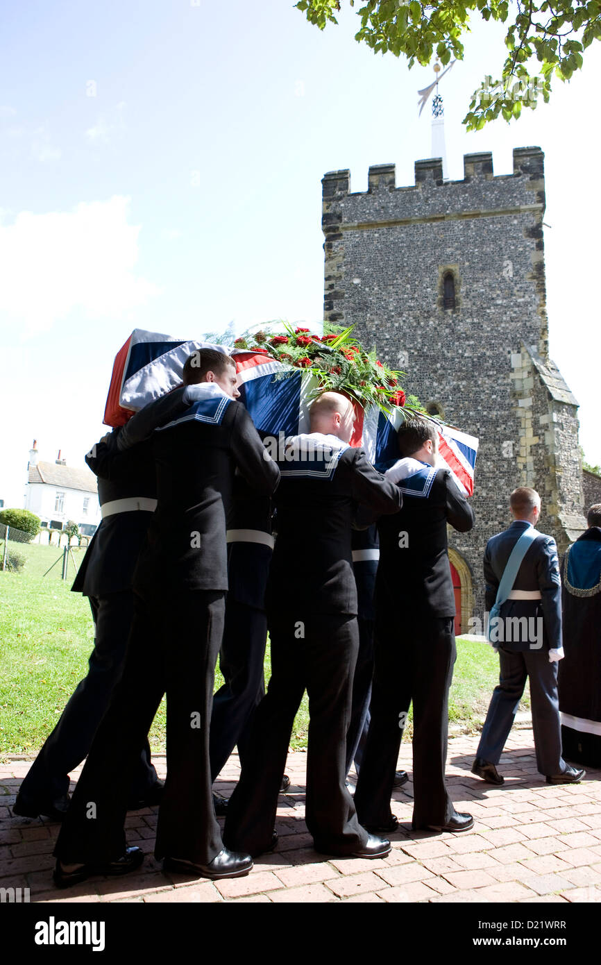 Britische Soldaten tragen den Sarg von Henry Allingham, A britische ersten Weltkrieg Veteran und formal Welten ältesten lebenden Menschen. Stockfoto