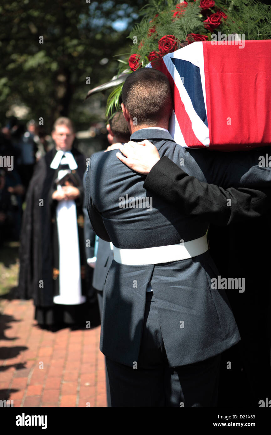 Britische Soldaten tragen den Sarg von Henry Allingham, A britische ersten Weltkrieg Veteran und formal Welten ältesten lebenden Menschen. Stockfoto