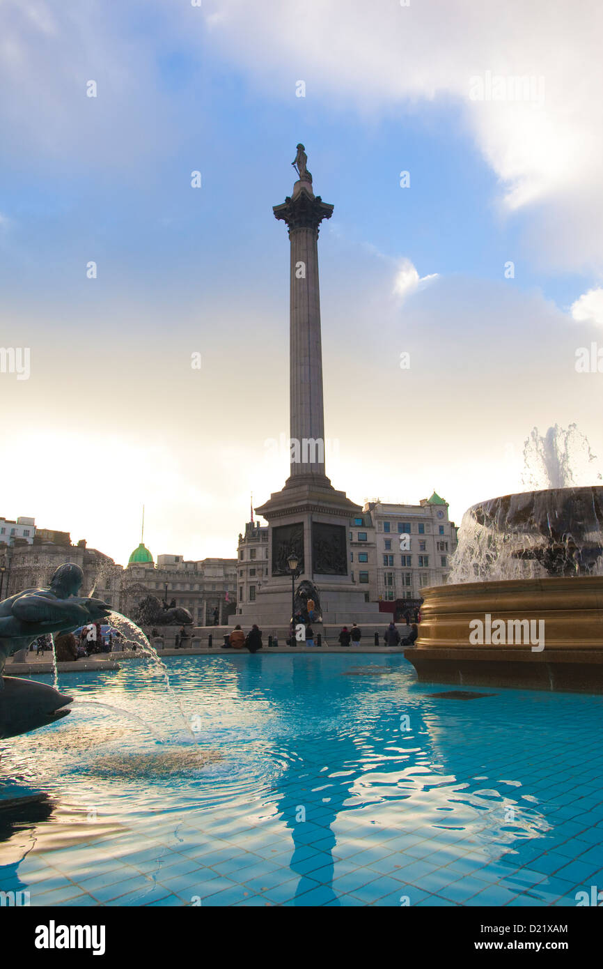 Nelsons Coloumn stehen über einer der Brunnen am Trafalgar Square, Central London, England, Vereinigtes Königreich Stockfoto