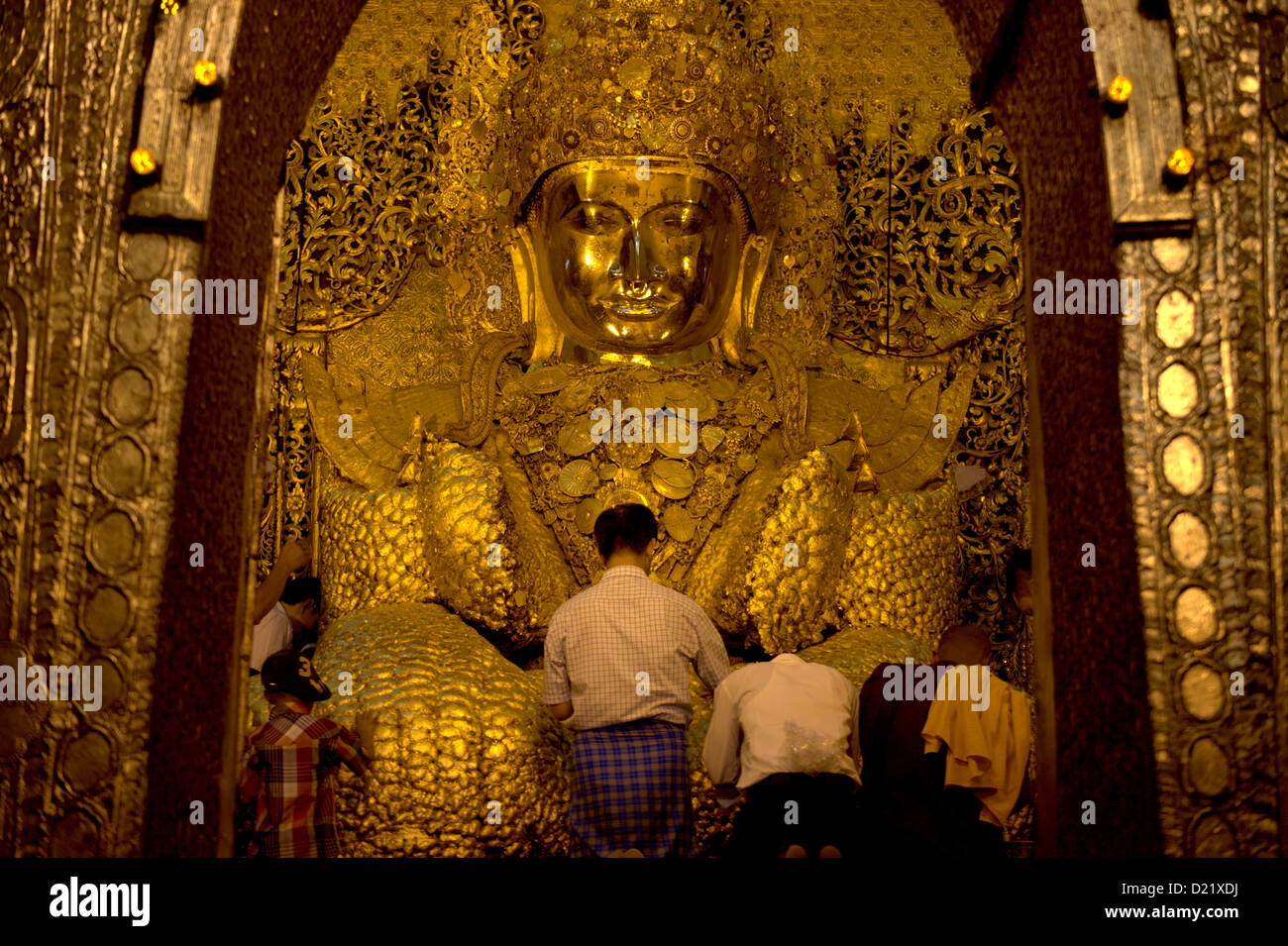 Mahamuni Buddha im Mandalay einer der heiligsten Orte für burmesische Buddhisten Stockfoto