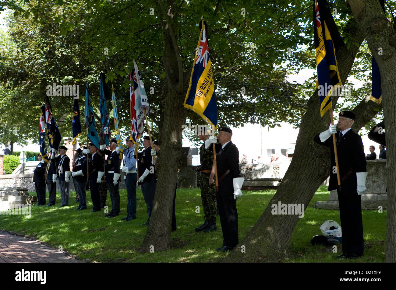Eine Reihe von britischen Veteranen mit militärischen Fahnen bei einem feierlichen Begräbnis. Stockfoto