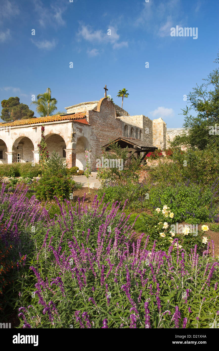 GARTEN KIRCHENRUINE GROßE STEINERNE MISSION SAN JUAN CAPISTRANO ORANGE COUNTY KALIFORNIEN USA Stockfoto