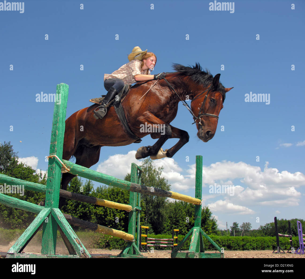 junge Cowgirl mit rotes Pferd springen Stockfoto