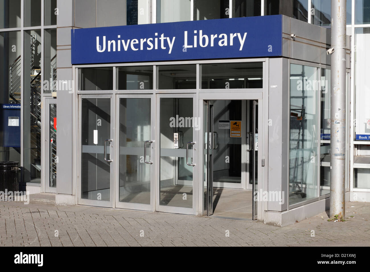 Der Bibliothekseingang hat sich geändert. Eintritt in die Bibliothek auf dem Campus der University of Glasgow, Schottland, Großbritannien Stockfoto