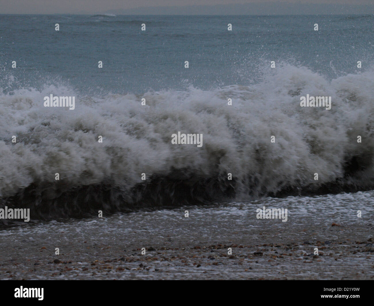 Welle bricht am Ufer, UK Stockfoto