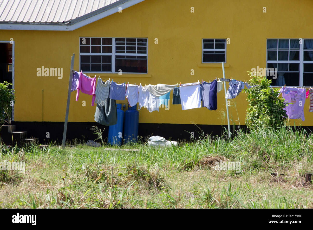 Waschen in der Zeile an einem karibischen Haus Stockfoto