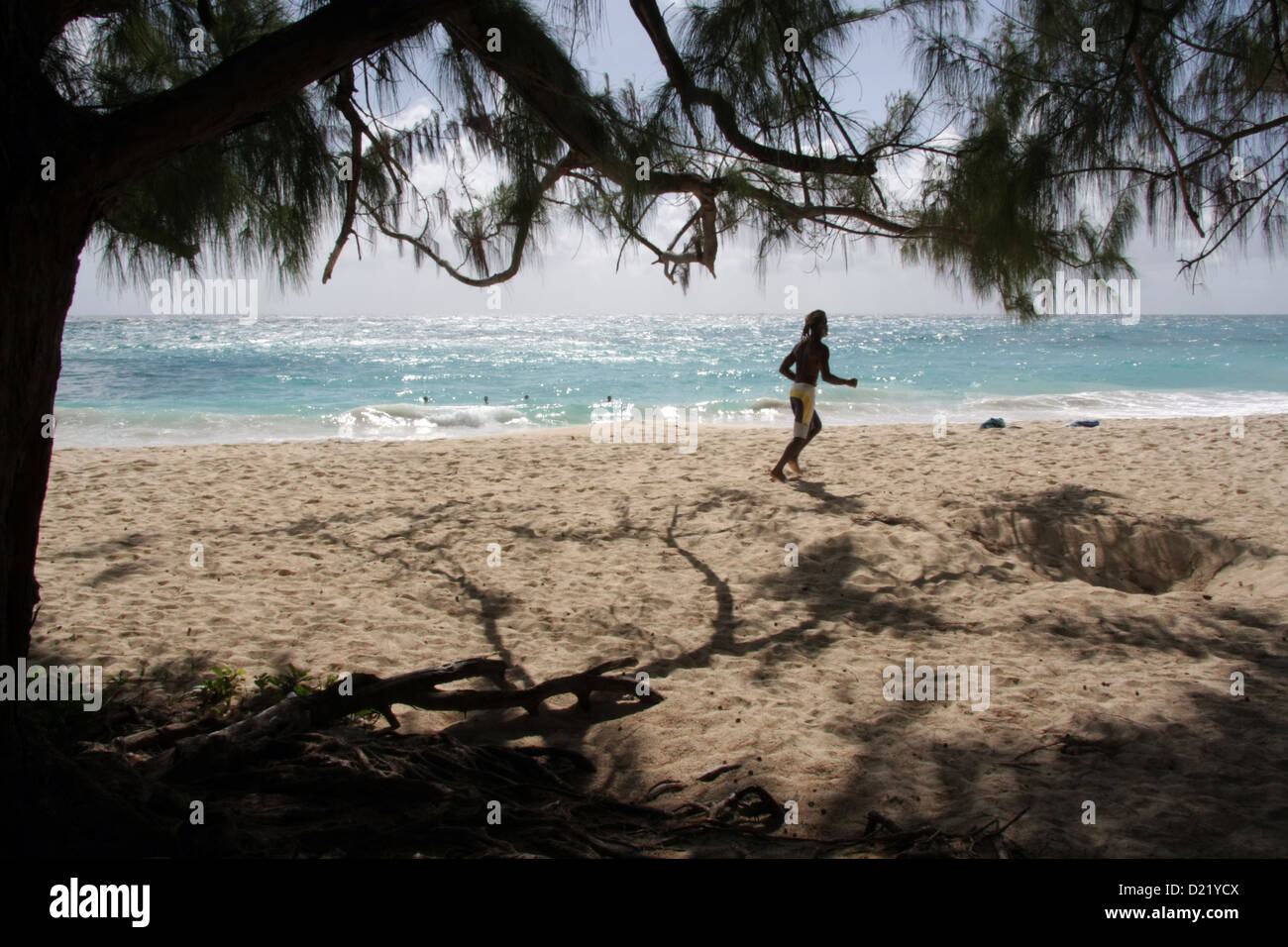 Läufer am Strand von Foul Bay, Barbados Stockfoto