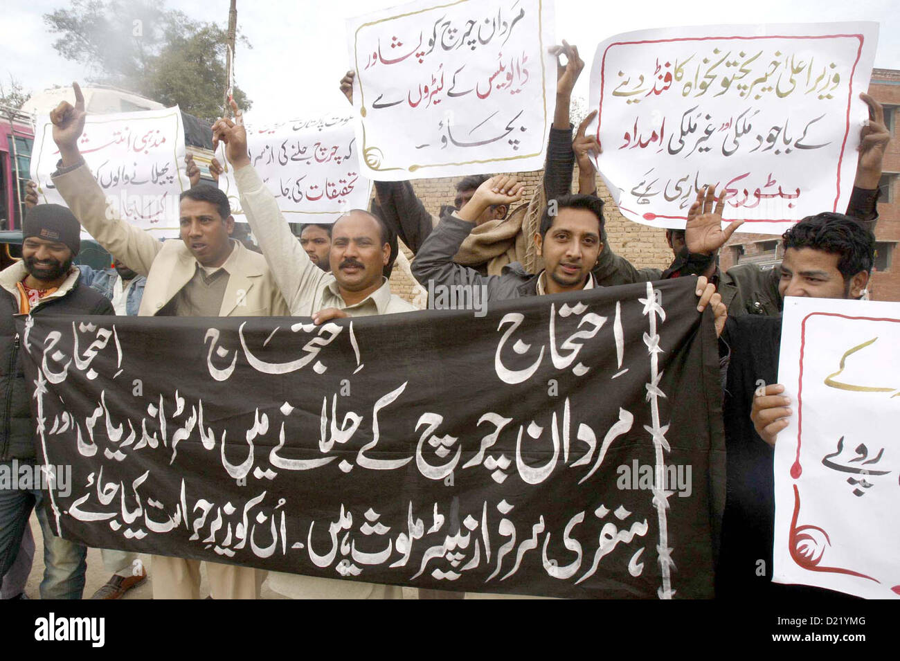 Christen Gemeinde Gesang Parolen gegen nicht Verhaftung des Angeklagten, der Angriff auf Mardan Kirche bei Protestkundgebung in Peshawar Presseclub am Freitag, 11. Januar 2013 beteiligt Stockfoto