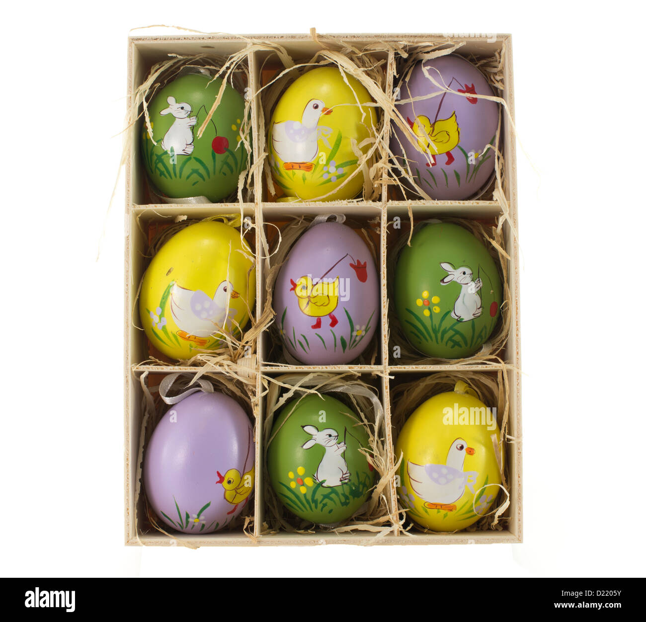 Holzkiste mit Esser Eiern in grün, gelb und pink Stockfoto