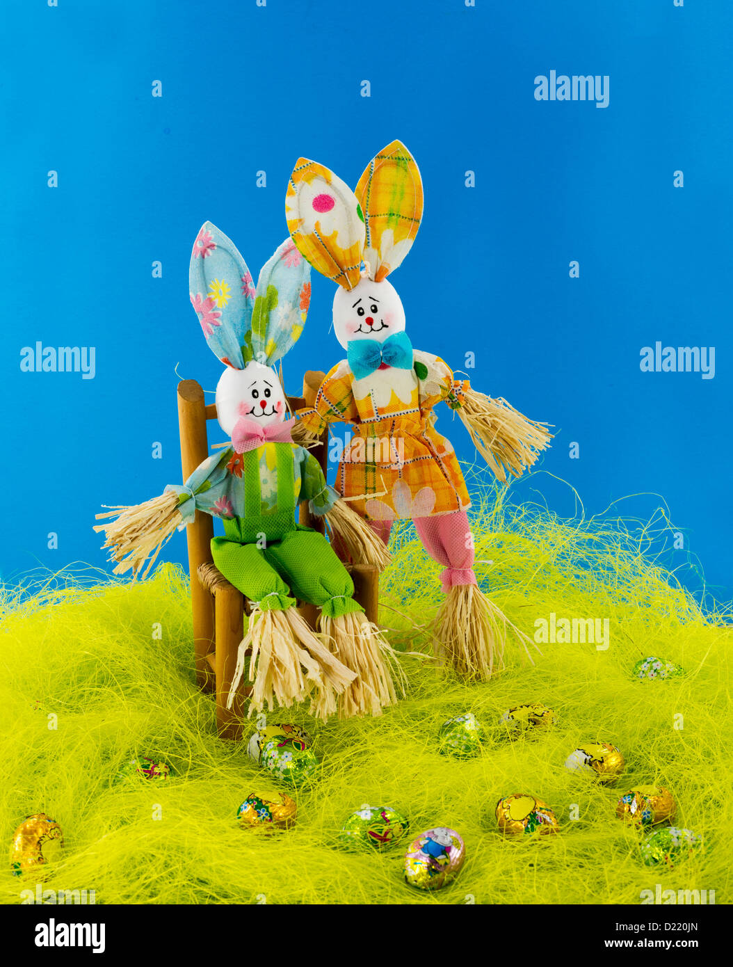 Osterhase und Eiern auf grün mit blauem Hintergrund Stockfoto