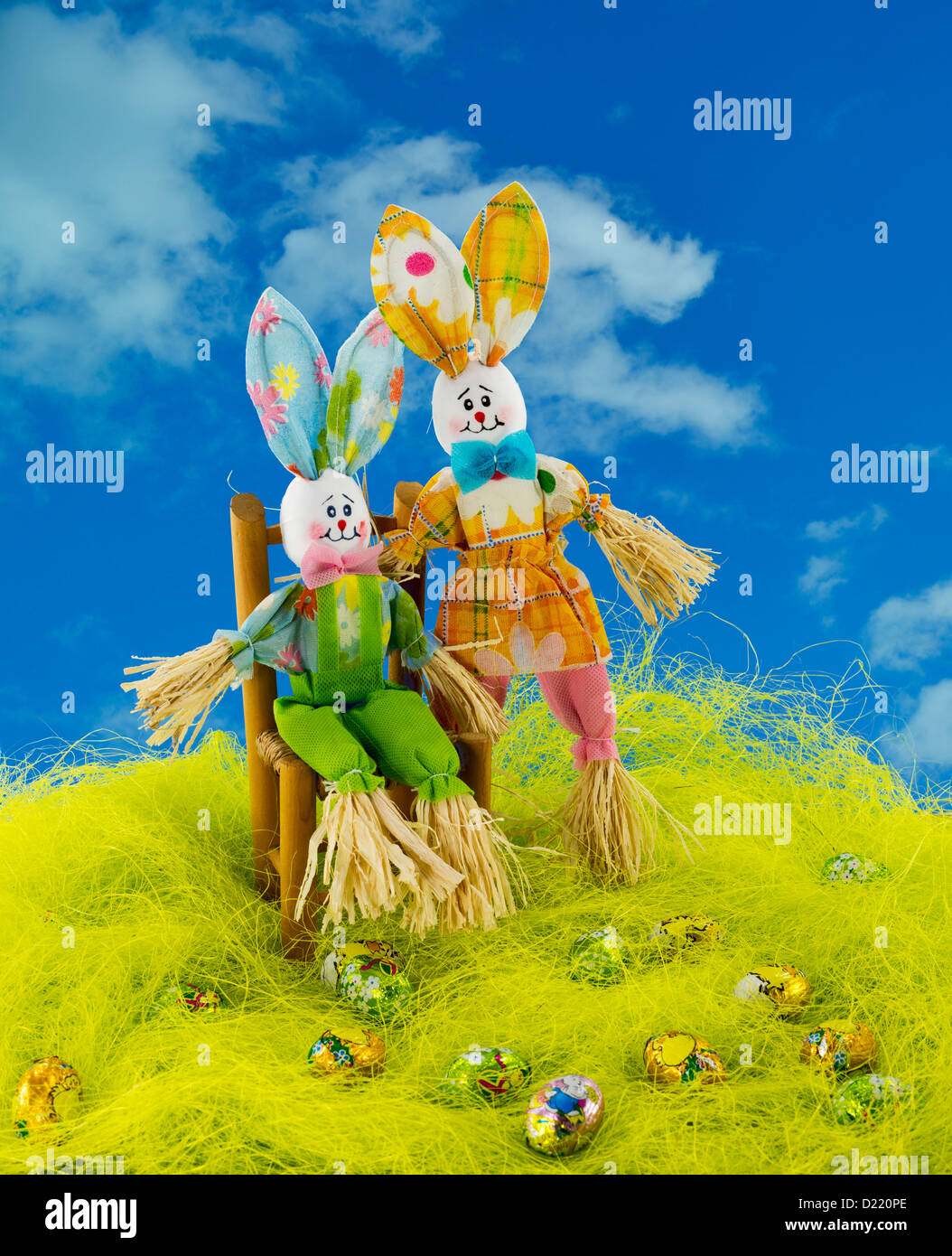 Osterhase und Eiern auf grün mit blauem Hintergrund Stockfoto