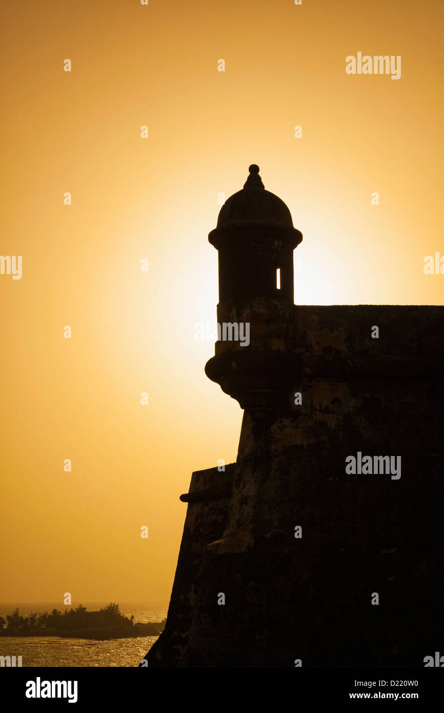 Wachhäuschen am Sonnenuntergang Fort Castillo San Felipe del Morro, San Juan National Historic Site, Old San Juan, Puerto Rico Stockfoto