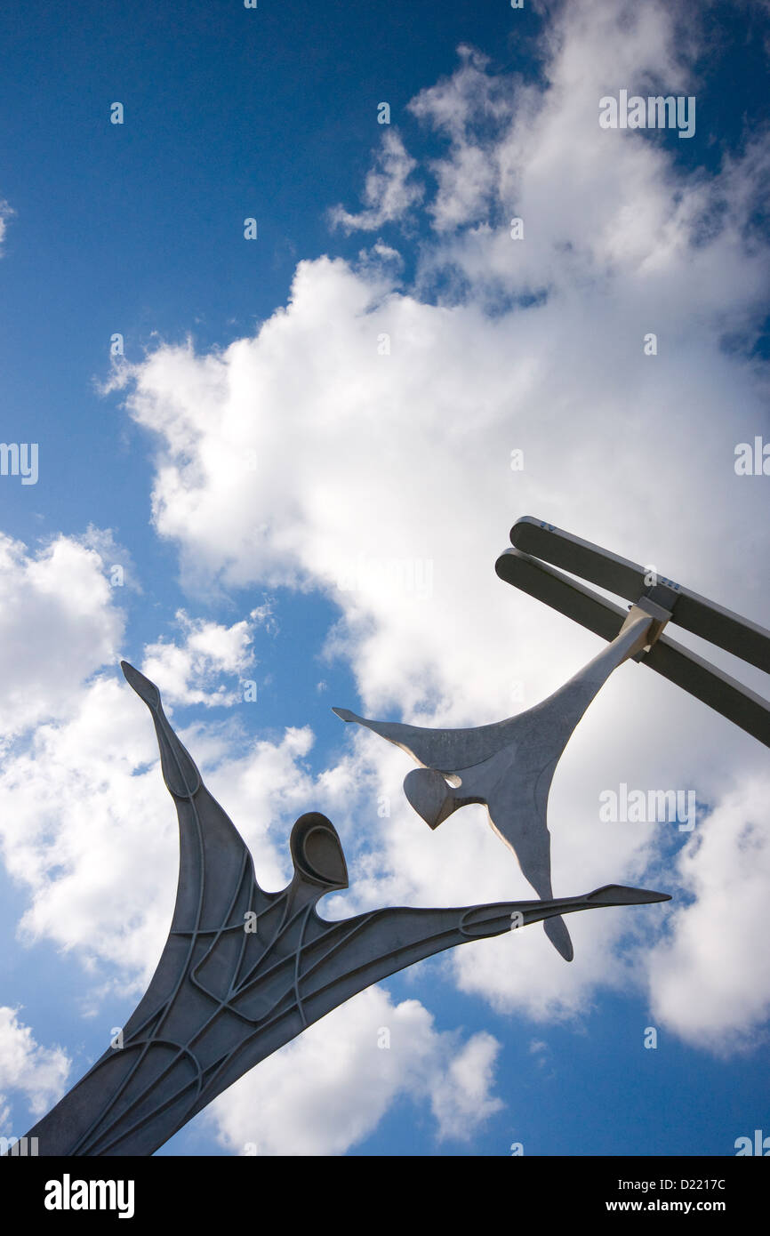 Empowerment-Skulptur über dem Fluss Witham neben dem Waterside Einkaufszentrum in Lincoln, Lincolnshire, Großbritannien Stockfoto