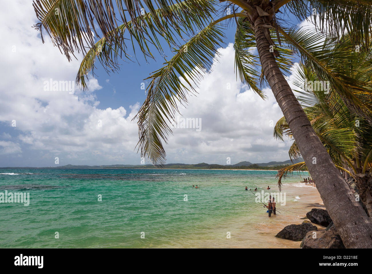 Kinder Angeln entlang Luquillo Beach, Puerto Rico Stockfoto